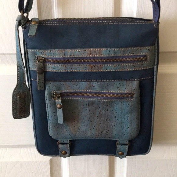 artelusa Handbags - ♻️ (Vegan/Sustainable) Artelusa Cork Crossbody Bag